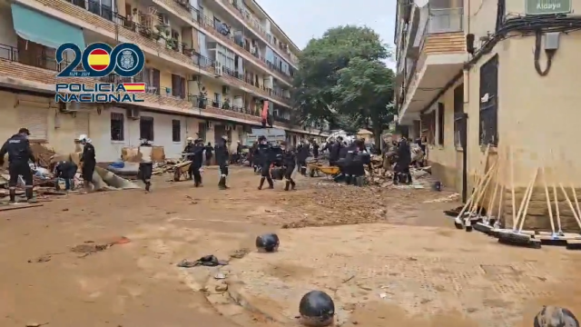 Los alumnos de la Escuela de Policía de Ávila trabajando en tareas de limpieza y desescombro en Alfafar y Massanassa