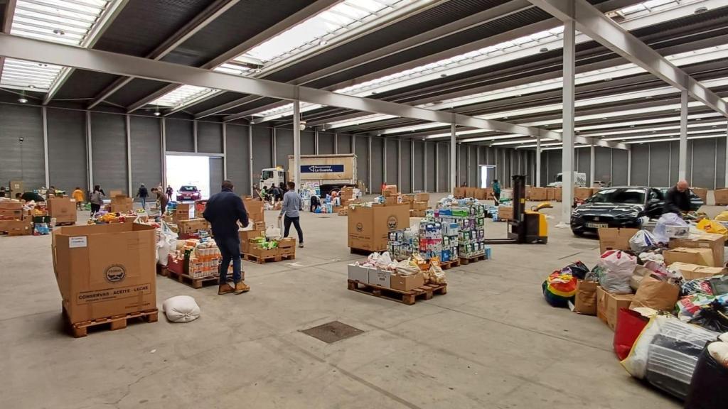 Voluntarios trabajando en Ifeza, clasificando los productos para enviarlos a Valencia