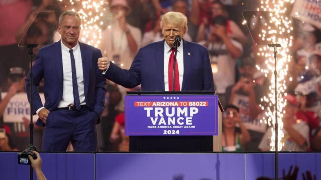 Robert F. Kennedy Jr., junto a Donald Trump en un acto de campaña.