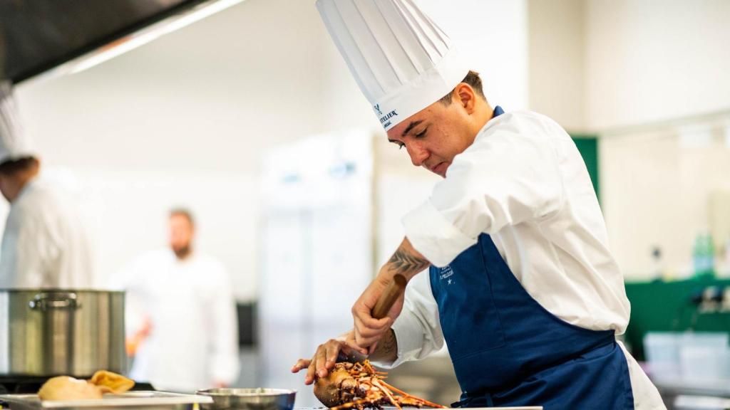 José María Borrás durante la prueba preparando la langosta que protagonizará su plato ganador.