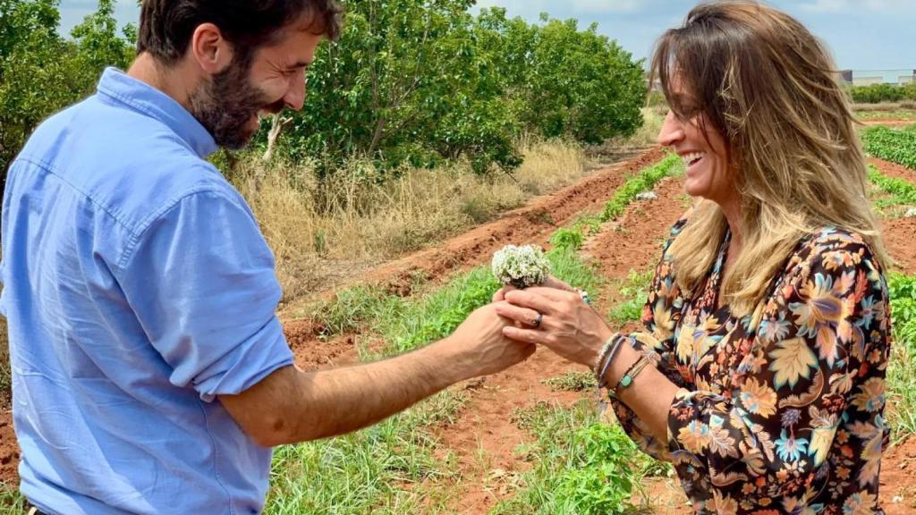 Asier Rojo y Begoña Rodrigo en la huerta de Arat Natura, en mayo de 2023.