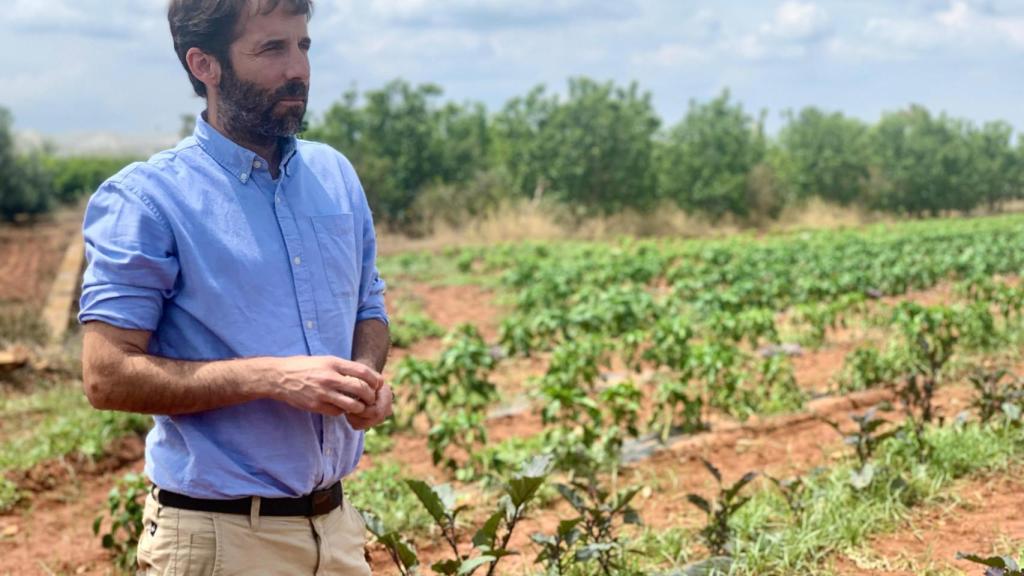 Asier Rojo en la huerta de Arat Natura, en Alcácer.