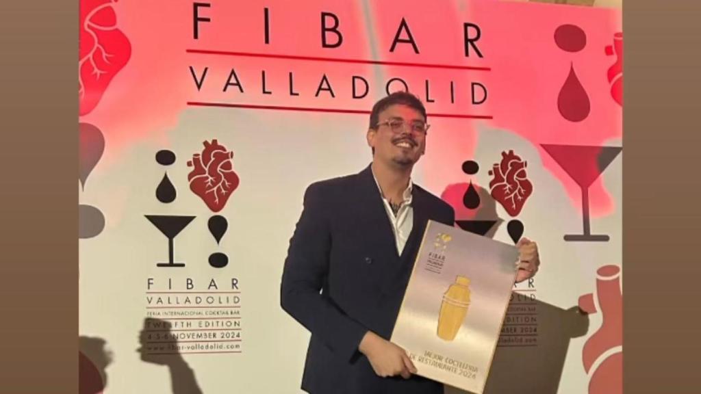 Gabriel Dávila recogiendo el premio a Mejor coctelería de restaurante.