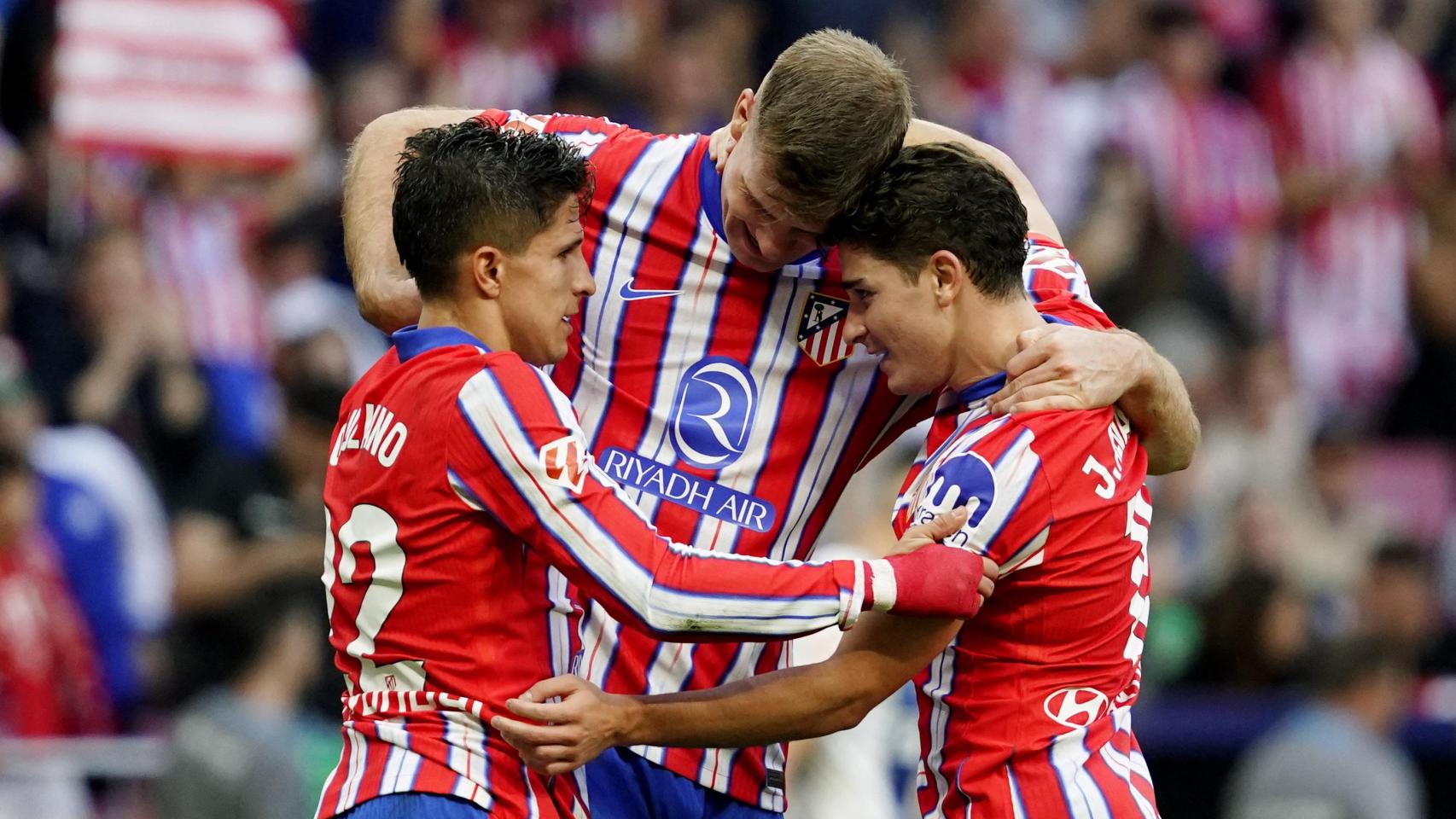 Giuliano, Sörloth y Julián Álvarez, con el Atlético de Madrid