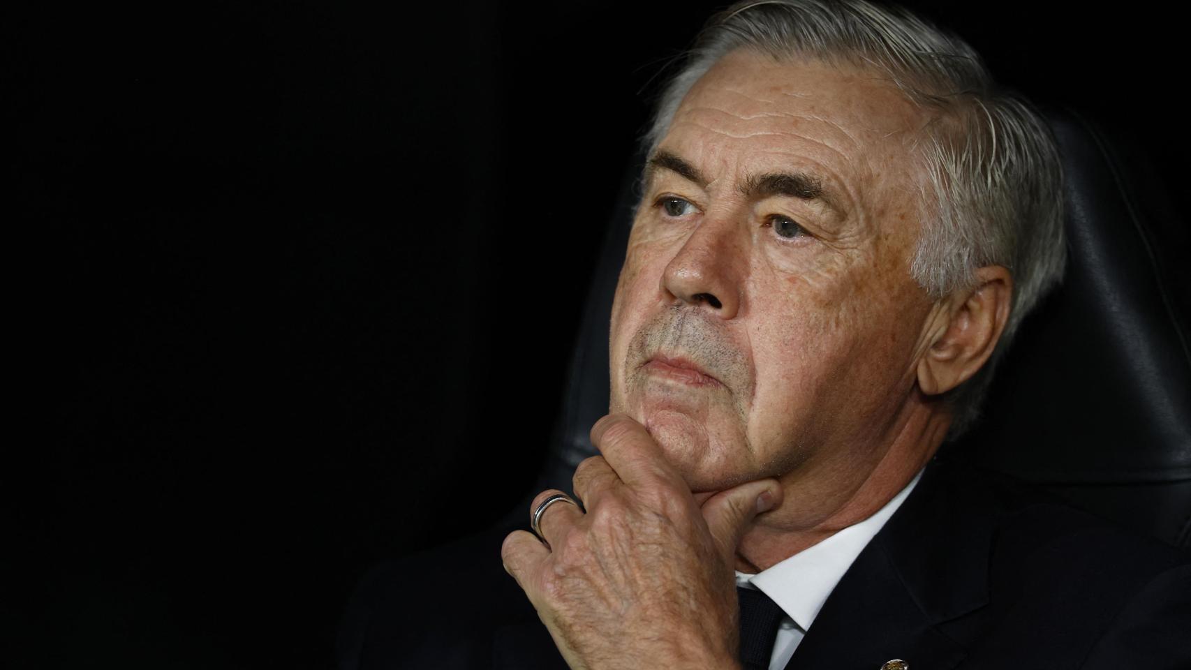 Carlo Ancelotti con rostro serio en el partido de Champions ante el Borussia Dortmund.