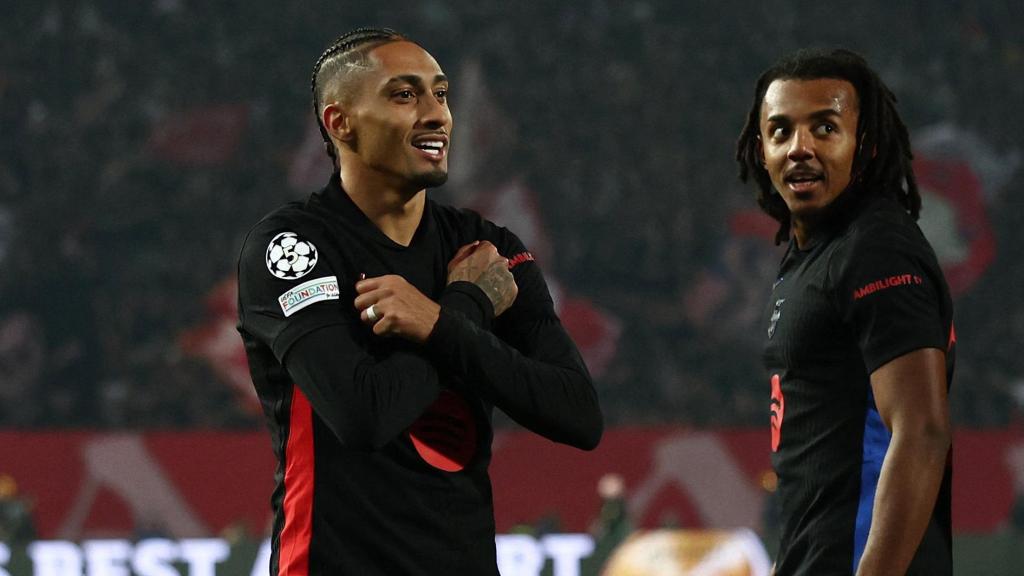 Raphinha celebra su gol contra el Estrella Roja