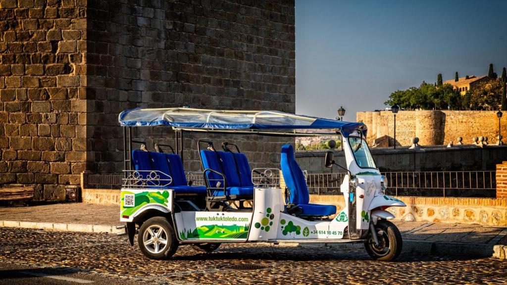 Modelo de tuk-tuk turístico que circula por el Casco histórico de Toledo.