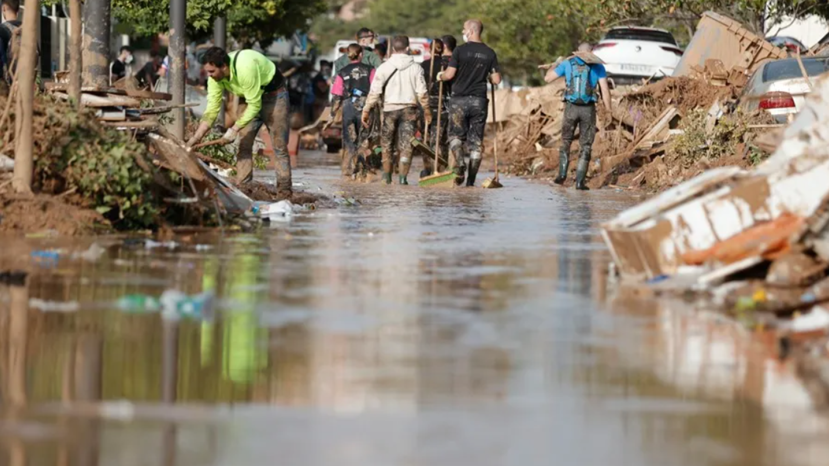 Voluntarios y vecinos trabajan para despejar una calle de Paiporta (Valencia). Manuel Bruque EFE