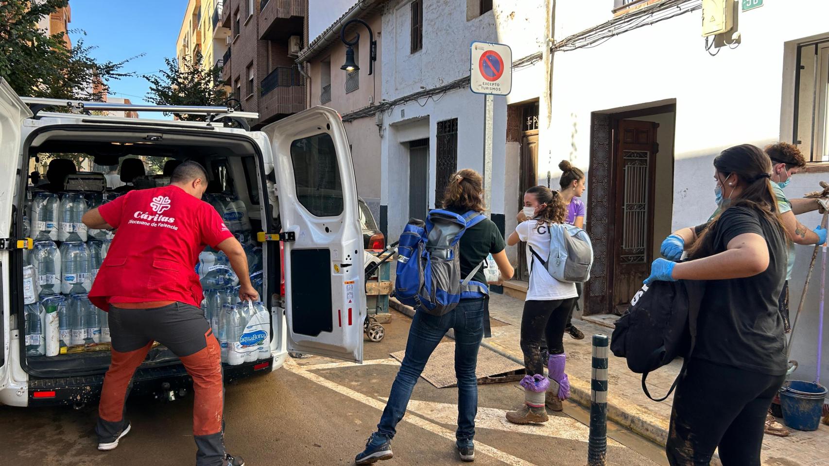 Un grupo de Caritas ayudando a repartir agua potable.