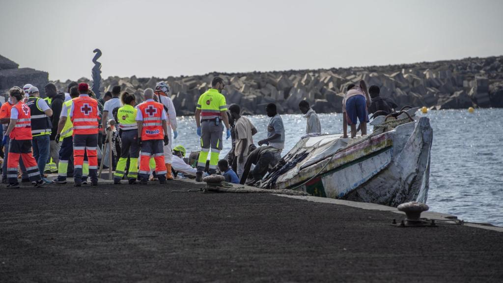 Los Servicios de Emergencias reciben a varios migrantes a su llegada al puerto de La Restinga, a 22 de septiembre de 2024, en El Hierro.