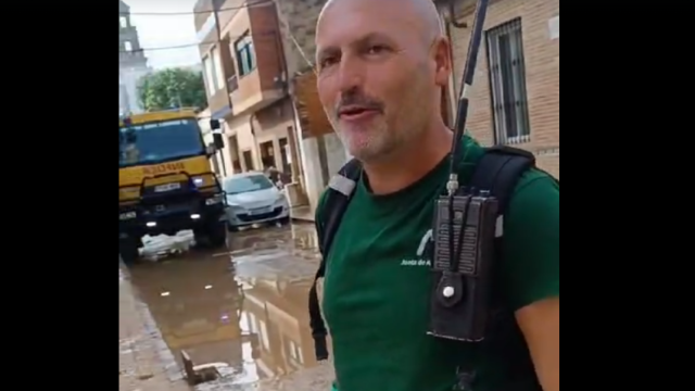 Uno de los voluntarios andaluces, en el vídeo de la vecina valenciana.