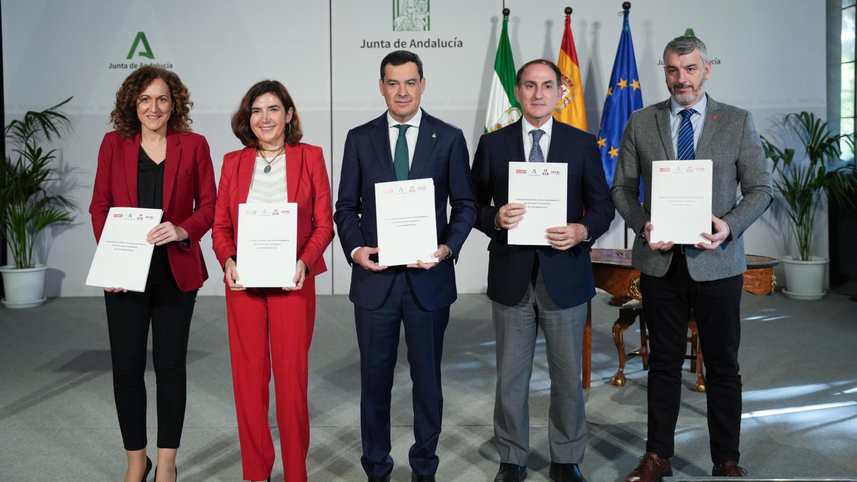 Juanma Moreno con los líderes de UGT, CCOO y empresarios andaluces.