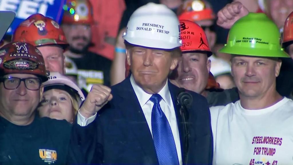 Donald Trump con trabajadores de la industria del acero.