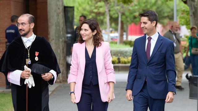 El rector de la Universidad Carlos III de Madrid, Ángel Arias; la presidenta de la Comunidad de Madrid, Isabel Díaz Ayuso, y el consejero de Educación, Ciencia y Universidades, Emilio Viciana