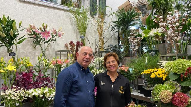 Manolo y Juana en el interior de Baccara, su floristería.