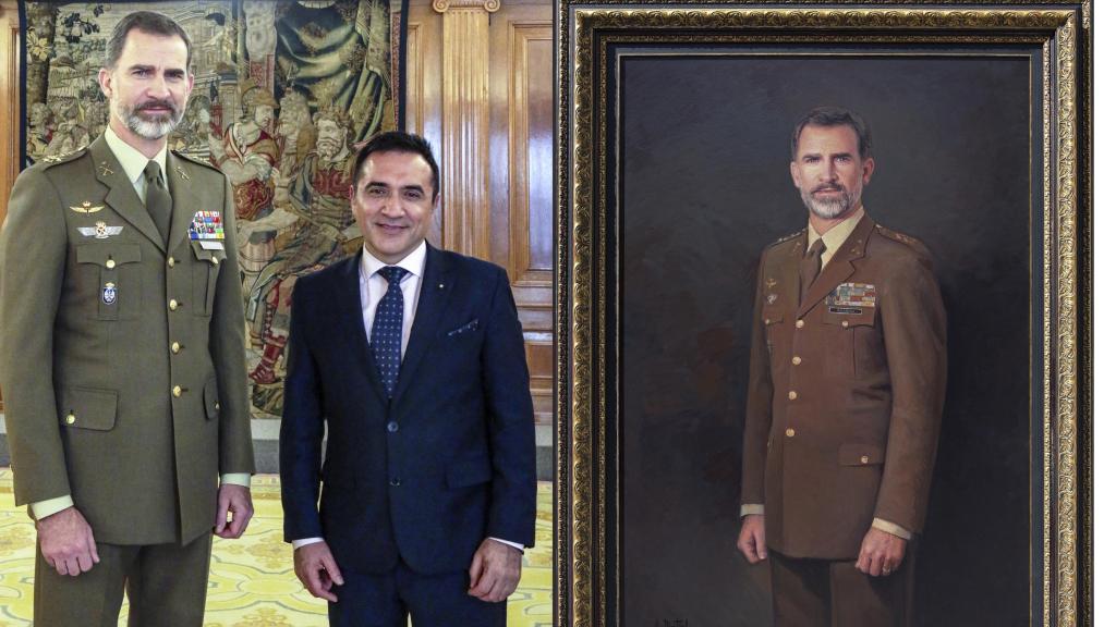 Antonio Montiel junto al rey Felipe VI y el cuadro que le pintó al monarca.