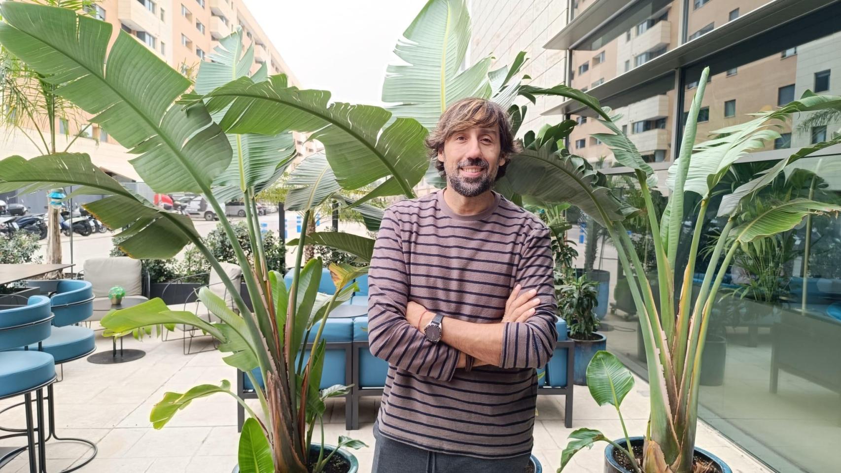 Fidel Alonso posa tras la entrevista con EL ESPAÑOL de Málaga.