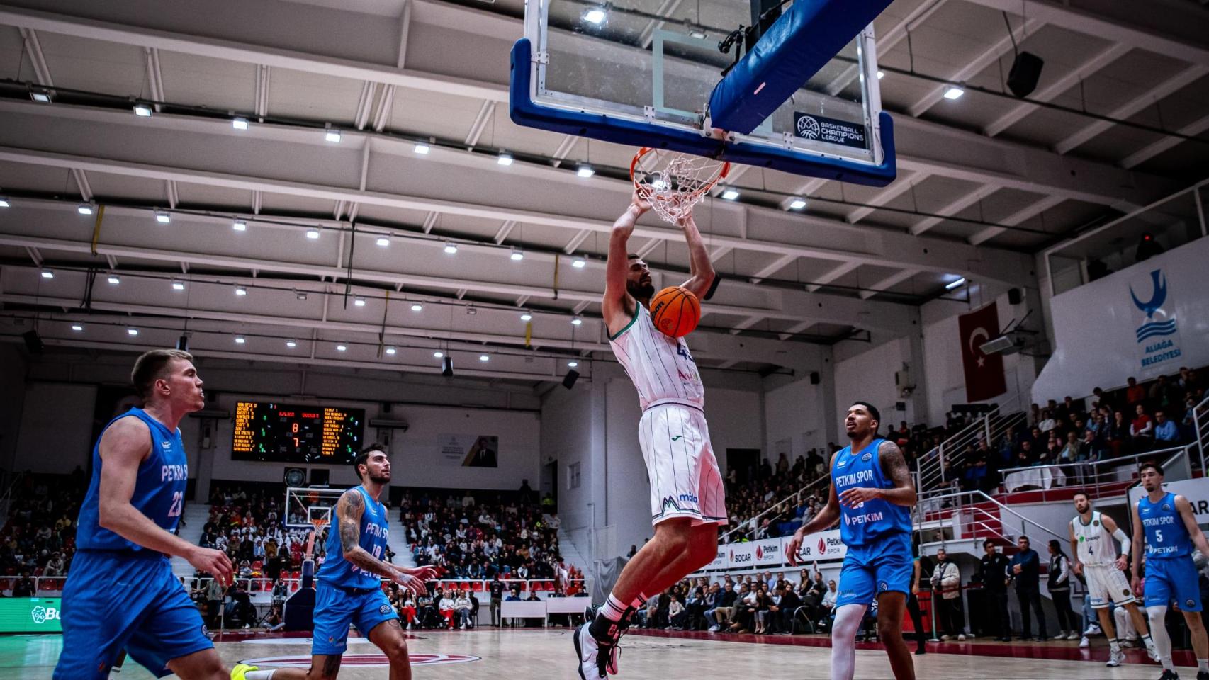 David Kravish, jugador del Unicaja de Málaga, hace una mate frente al Petkimspor