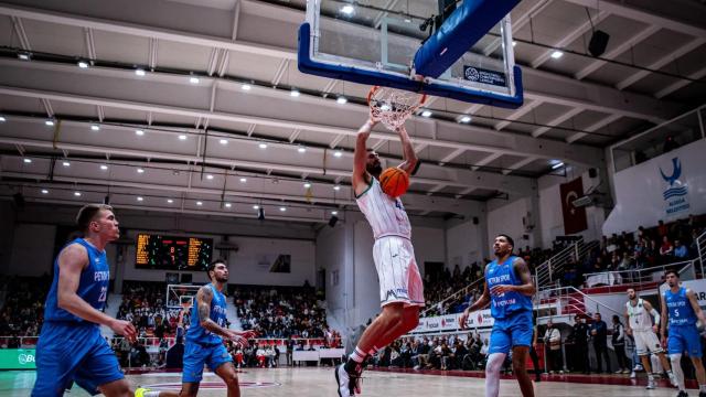 David Kravish, jugador del Unicaja de Málaga, hace una mate frente al Petkimspor