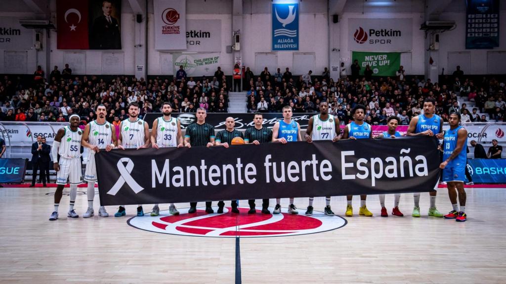 Los jugadores del Petkimspor y del Unicaja de Málaga mandan un mensaje de apoyo a las víctimas de la DANA.