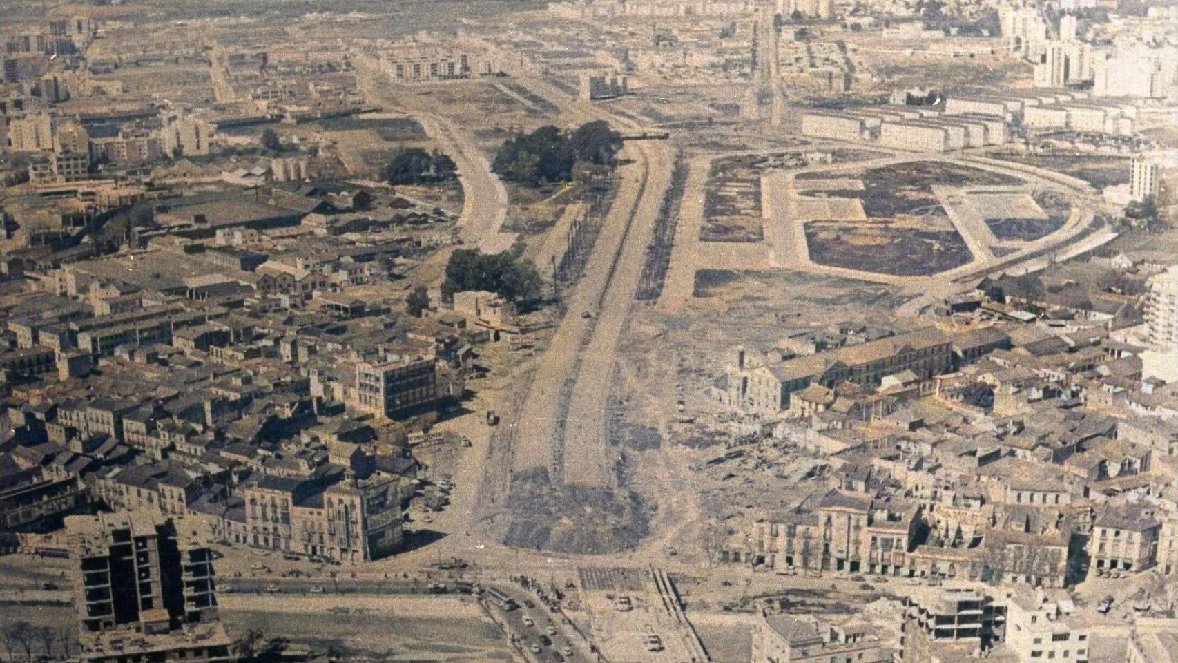 Imagen histórica de la construcción de la Avenida de Andalucía.