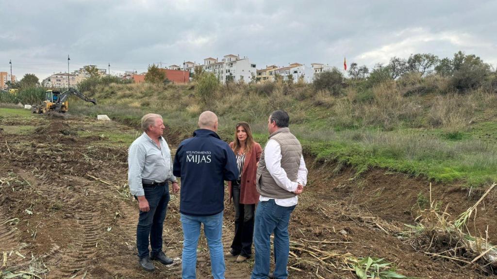 La alcaldesa de Mijas y el concejal de Servicios Operativos visitando los trabajos de limpieza de los arroyos.