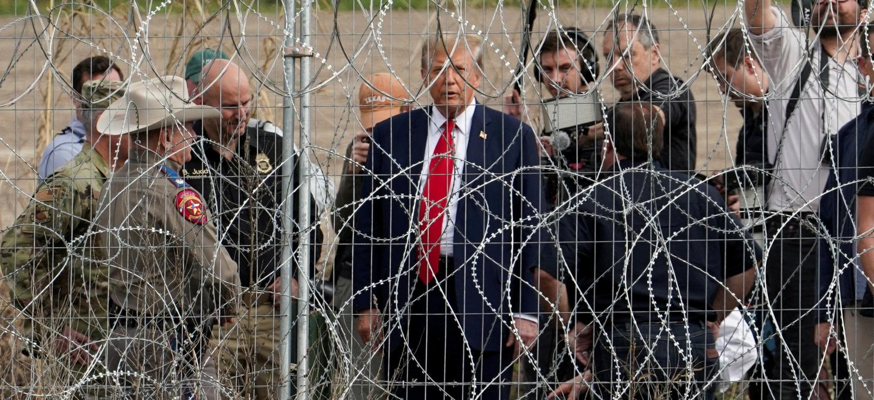 El candidato presidencial republicano y expresidente estadounidense Donald Trump visita la frontera entre Estados Unidos y México en Eagle Pass, Texas, vista desde Piedras Negras, México, el 29 de febrero de 2024