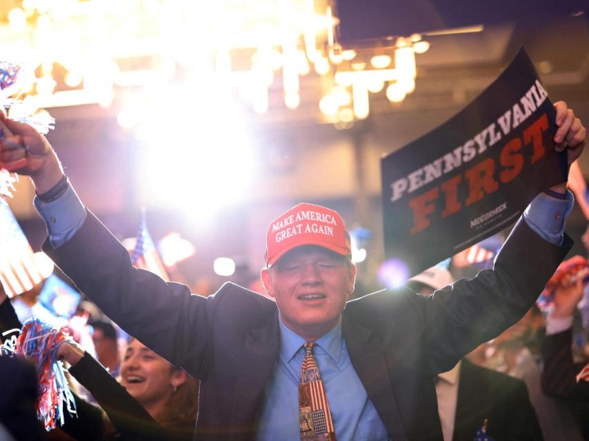 Un seguidor de Trump celebra su victoria, este miércoles.