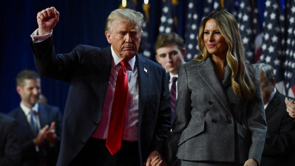 Donald Trump este martes junto a su mujer Melania y su hijo Barron celebrando la victoria en las elecciones de EEUU.