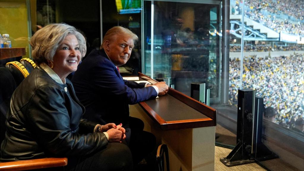 Susan Wiles y Donald Trump, espectadores de un partido de fútbol en Pittsburgh.