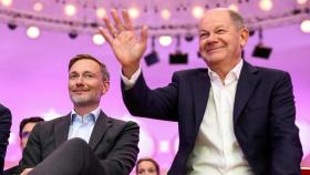 El exministro de Finanzas Christian Lindner y el canciller alemán Olaf Scholz en un evento en Berlín.