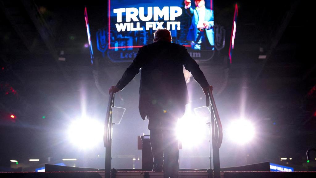 El presidente electo de EEUU Donald Trump sube al escenario en un mitin en el Lee's Family Forum en Henderson, Nevada,  el pasado 31 de octubre.