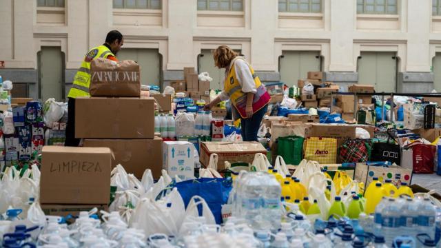 Voluntarios organizan la ayuda para los afectados de la DANA de Valencia el Palacio de Cibeles en Madrid.