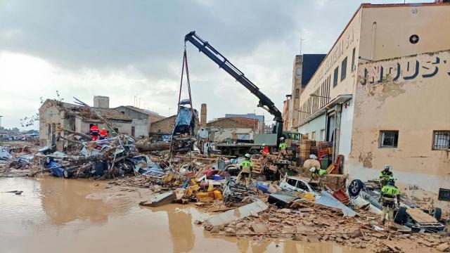 Los bomberos de A Coruña realizando trabajos en Catarroja