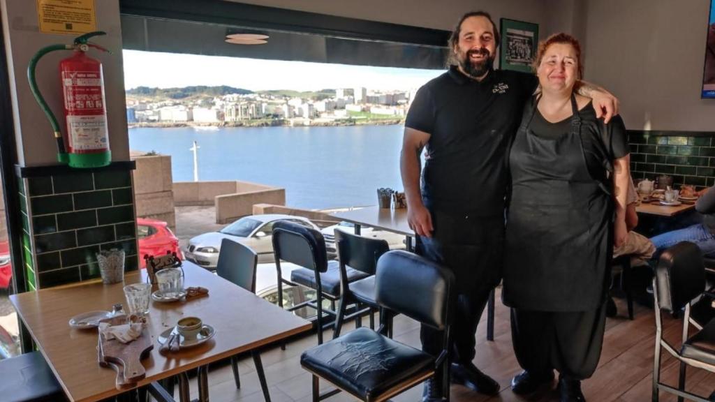 David y Montse Fernández Sixto, dueños del Uni en su local con la ensenada de A Coruña al fondo.