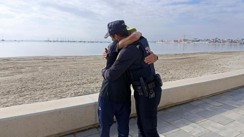 Francisco Javier, agente de la Policía Nacional, se reencuentra con Eduardo, el corredor, en el lugar del incidente.