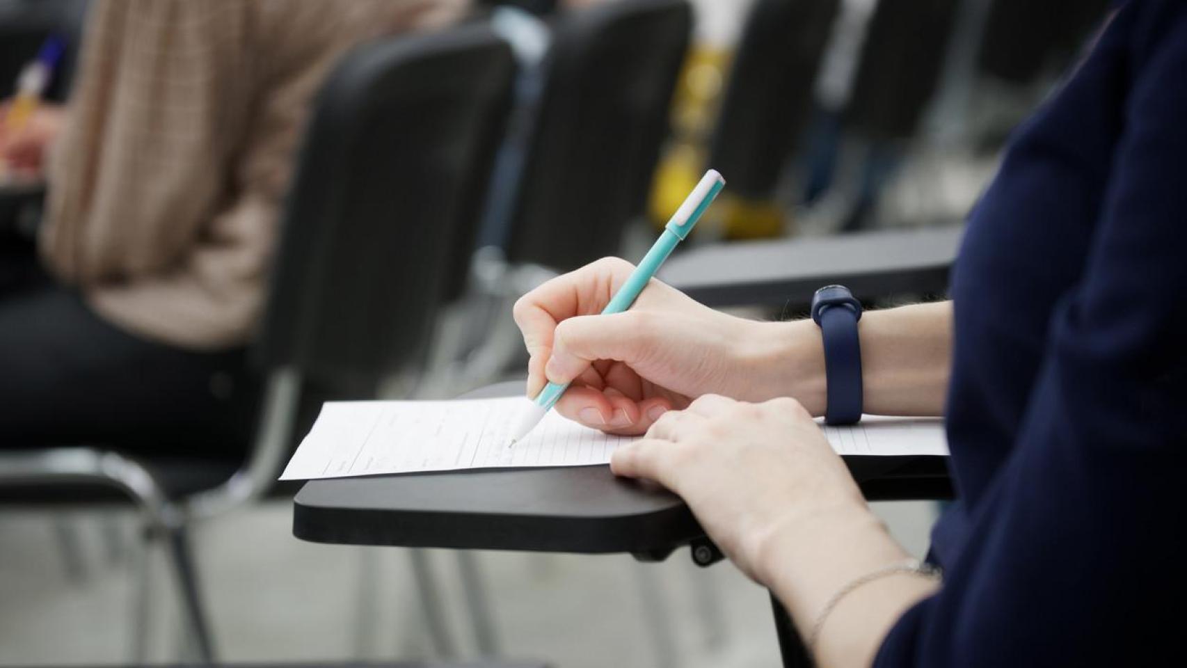 Mujer escribiendo un examen.