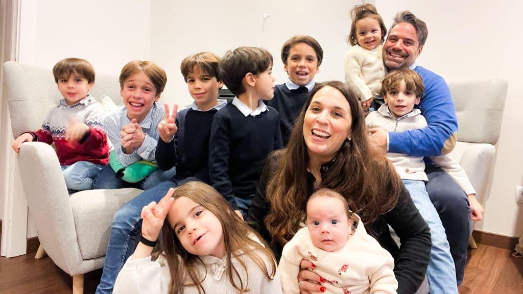 La familia de Ana Iglesias y Jesús García con sus nueve hijos.