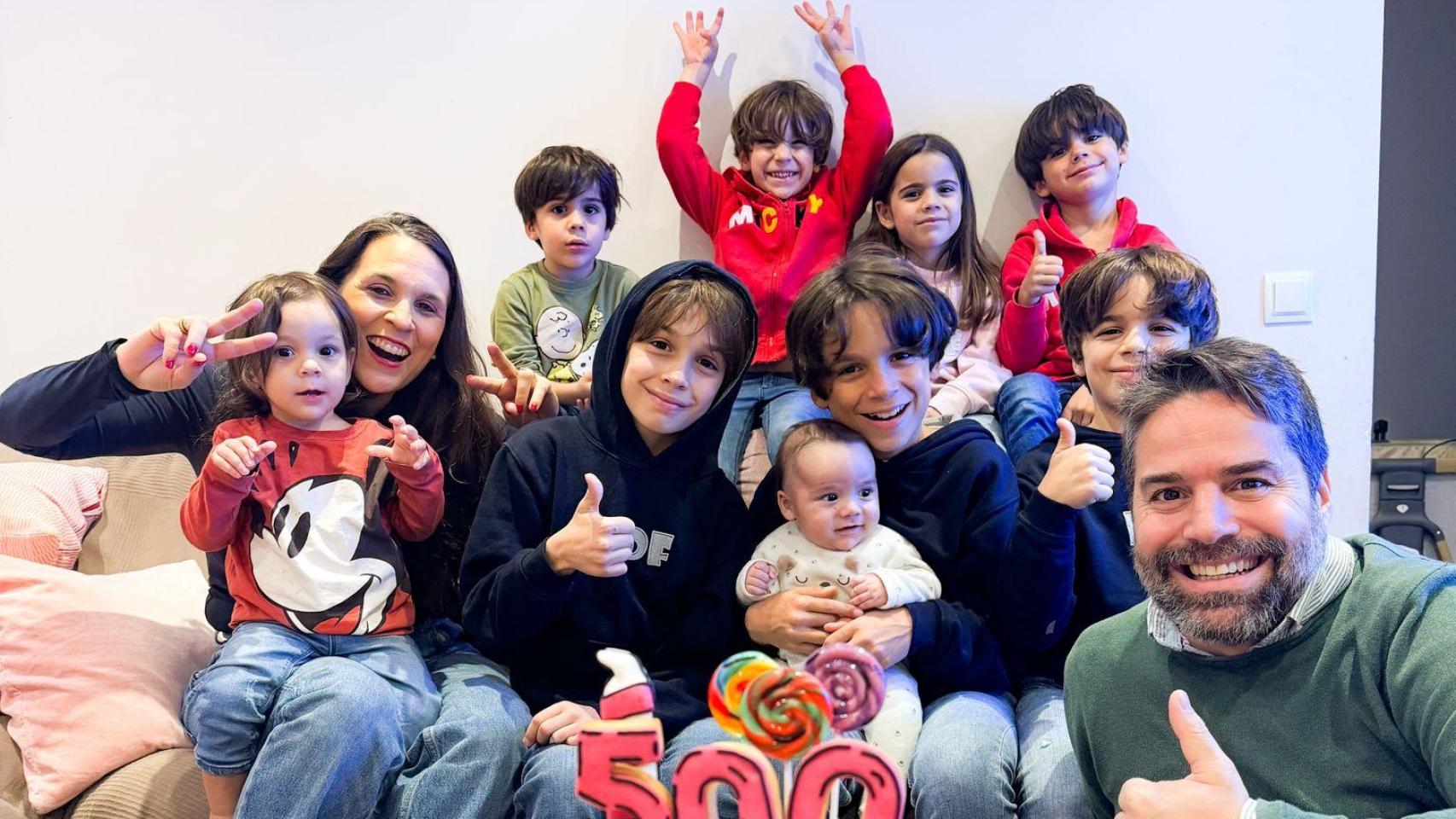 Ana Iglesias y Jesús García con sus nueve hijos celebrando el número de seguidores en sus redes sociales bajo el nombre de Una locura de familia.