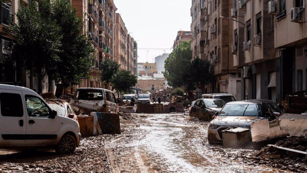 Una de las calles de Catarroja, pueblo de Valencia, tras la Dana