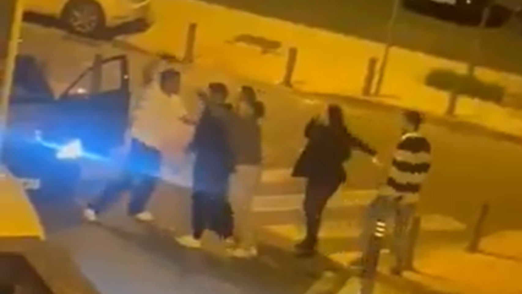 Un hombre saca una pistola a las puertas de la discoteca Abril de Sevilla en medio de una pelea