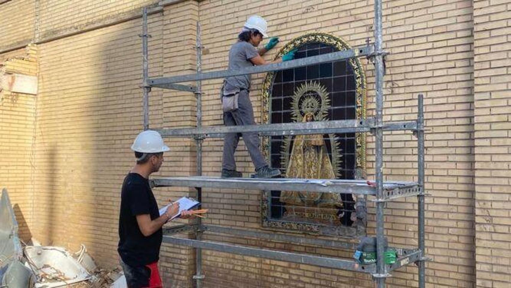 Rescatan dos retablos en cerámica de gran valor de un antiguo edificio religioso de Sevilla: datan del siglo XX