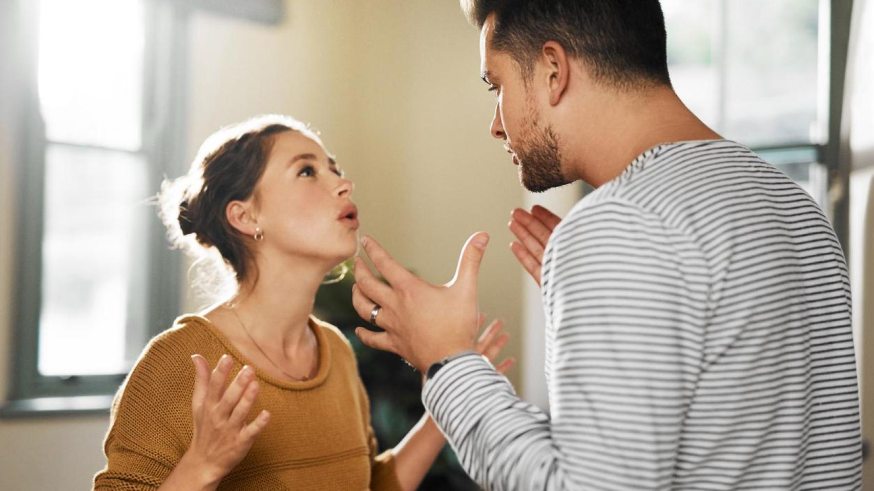 Pareja discutiendo.