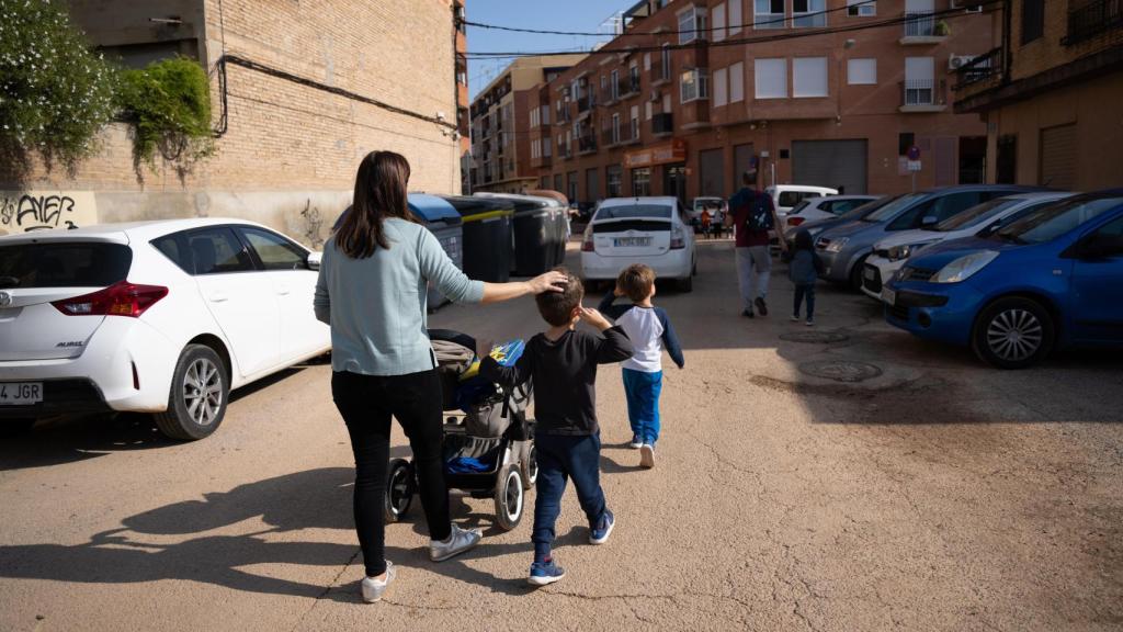 Una madre acude a recoger a sus hijos al colegio.