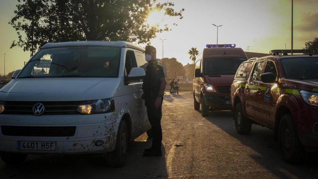 Agente de la Guardia Civil identificando a un conductor para acceder a la zona cero.