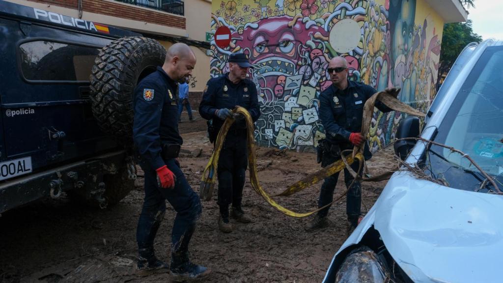 Agentes de policía ayudando en las labores de limpieza en Masanassa (Valencia).