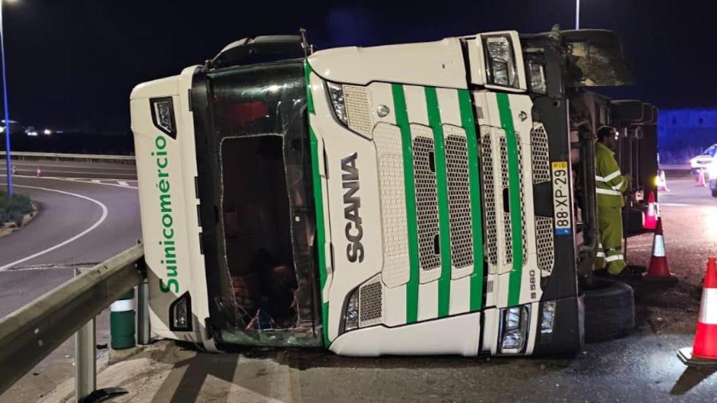 Imagen del camión volcado a la entrada a Valladolid