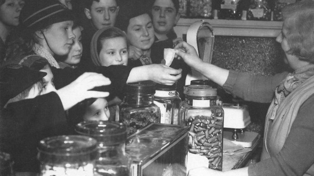 La famosa fotografía de la multitud en una confitería el 5 de febrero de 1953, fin del racionamiento.