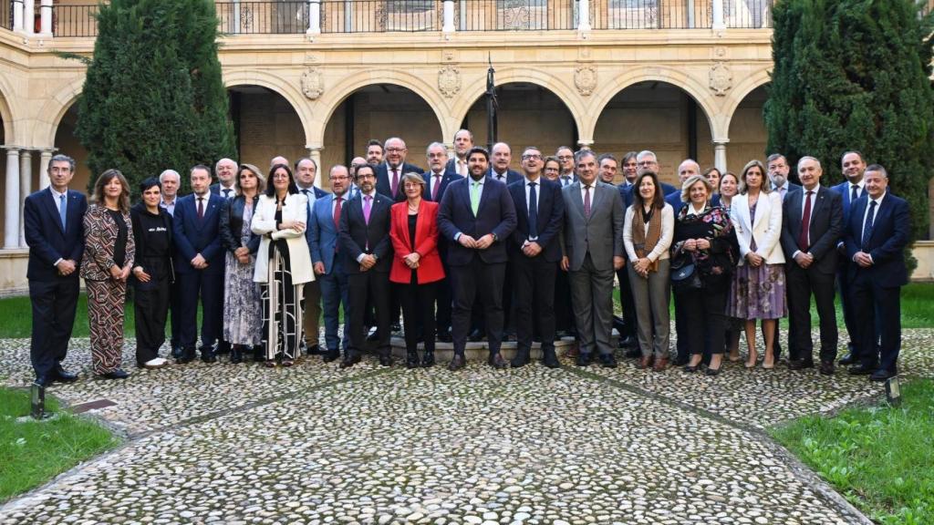 Fernando López Miras posa junto a los rectores de la CRUE en su Asamblea General en la Universidad de Murcia.