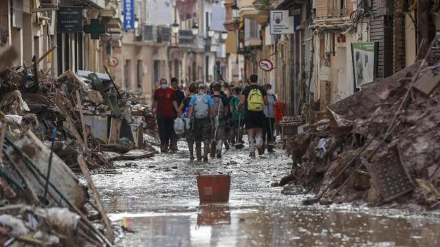 Fotografía de una de las calles de Paiporta (Valencia) encharcadas por las lluvias. Efe / Manuel Bruque